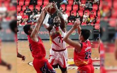 NAPASIGAW si CJ Perez ng San Miguel nang madepensahan ni Rey Nambatac ng Rain or Shine sa mainit na tagpong ito ng kanilang sagupaan sa PBA Commissioner’s Cup quarterfinals kahapon sa Philsports Arena. Kuha ni NORMAN ARAGA