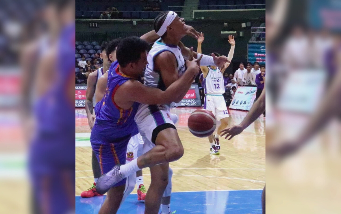 PARA pigilan ay niyakap ni Dominic Fajardo ng NLEX si Inand Fomilos ng Converge sa kanilang laro sa PBA Commissioner’s Cup noong ­Miyerkoles sa Araneta Coliseum.