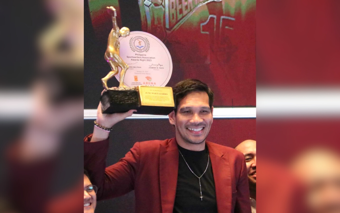 ITINAAS ni June Mar Fajardo ang kanyang tropeo makaraang parangalan bilang Mr. Basketball sa San Miguel Corporation-Philippine Sportswriters Association (SMC-PSA) Annual Awards Night noong Lunes, ­Enero 29. Kuha ni RUDY ESPERAS