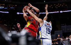 TINANGKANG umiskor ni San Miguel Beer import Bennie Boatwright laban kay Rome dela Rosa ng Magnolia sa Game 1 ng PBA Commissioner’s Cup finals noong Biyernes sa Mall of Asia Arena. PBA IMAGE