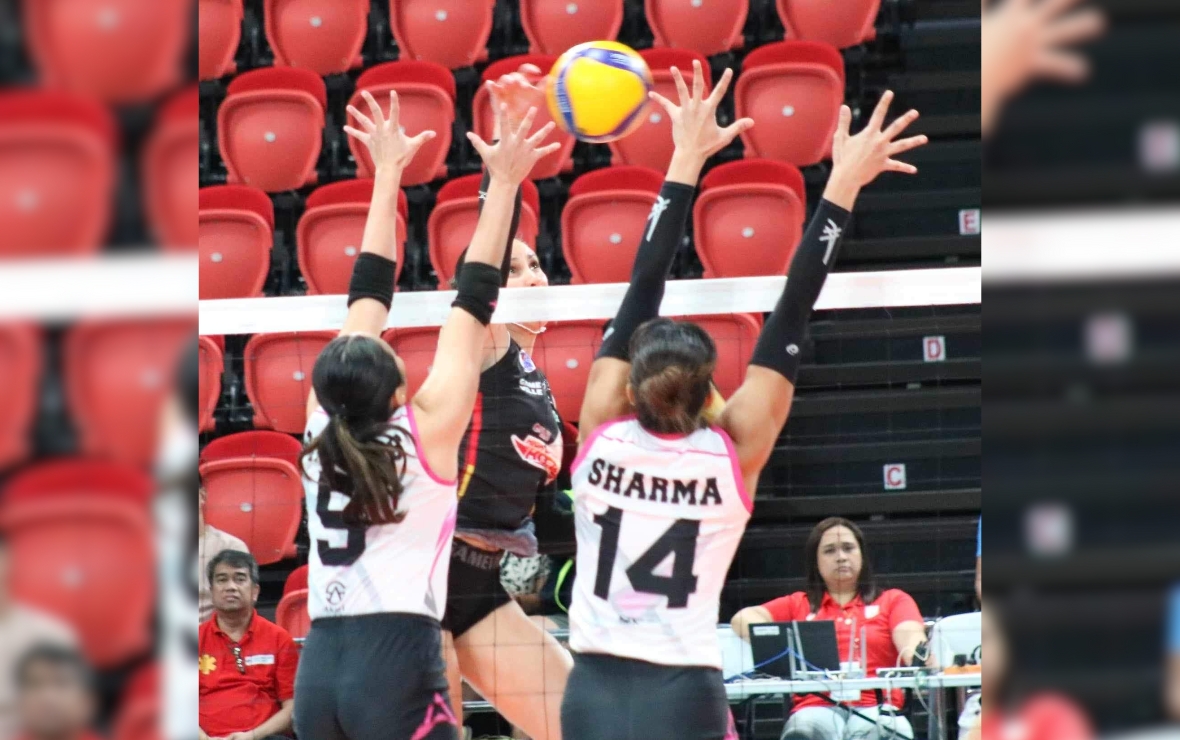 PINAGTULUNGANG depensahan nina Nicole Mariano at Fifi Sharma ng Akari si Savannah Davison ng PLDT sa kanilang laro sa Premier Volleyball League All-Filipino Conference kahapon sa Philsports Arena. Kuha ni RUDY ESPERAS